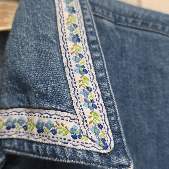 Bobbie Brooks Light Blue Denim Top with Gold Logo Tag Size L - Picture 4 of 10